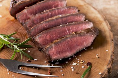 iyi pişmiş biftek biftek orta dilimlenmiş