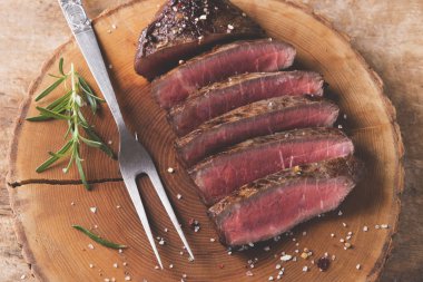 iyi pişmiş biftek biftek orta dilimlenmiş