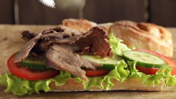 Koken Proces Maken Roast Beef Sandwich Met Tomaat Komkommer Salade — Stockvideo