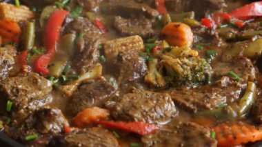 pişirme işlemi etli sebze yakın çekim bir kızartma tavası tarifi kızartma