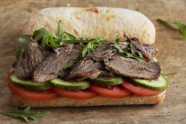 domates salatalık roka kırmızı soslu etli sandviç kızartma