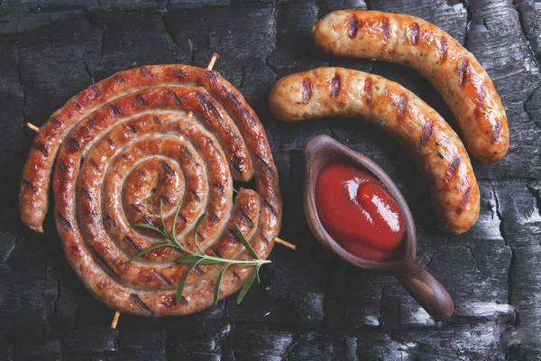 Grillowane Kiełbaski Czarnym Tle Węgla Drzewnego Barbecue Grill — Zdjęcie stockowe