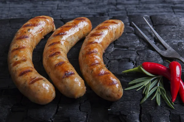 Saucisses Grillées Sur Fond Noir Charbon Bois Barbecue Grill — Photo