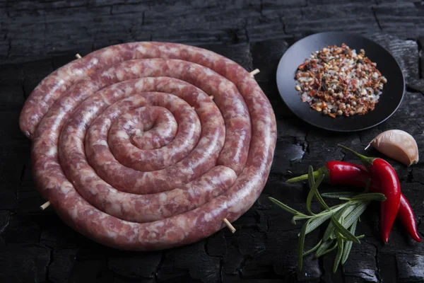 Saucisses Spirale Fraîchement Préparées Dans Des Peaux Sur Fond Noir — Photo