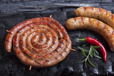 Kömür ızgara sosis yelpazesine siyah bir arka plan. Barbekü ızgara