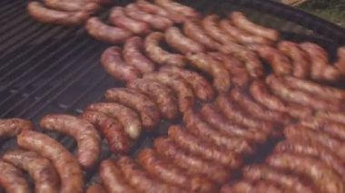 Açık havada yemek ızgara kızarmış kızartma sosis