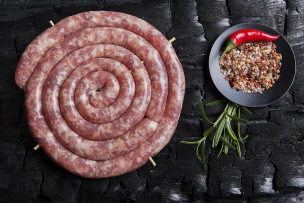 Saucisses Spirale Fraîchement Préparées Dans Des Peaux Sur Fond Noir — Photo