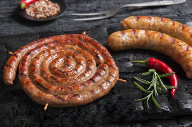 Kömür ızgara sosis yelpazesine siyah bir arka plan. Barbekü ızgara