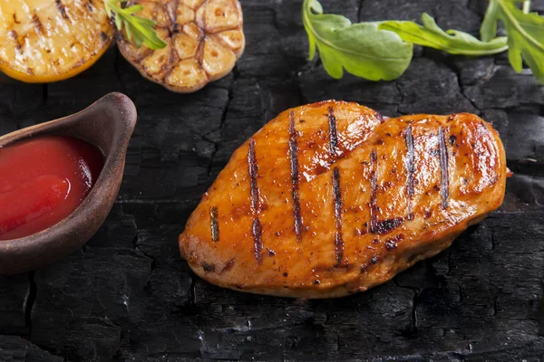 Filete Pollo Parrilla Con Salsa Ajo Limón Sobre Carbón — Foto de Stock