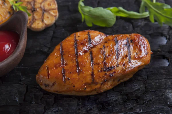 Filete Pollo Parrilla Con Salsa Ajo Limón Sobre Carbón —  Fotos de Stock