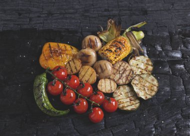 kırmızı biber mısır patates mantar kömür üzerinde sebze ızgara domates biber