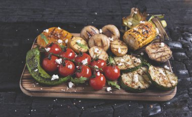 kırmızı biber mısır patates mantar kömür üzerinde sebze ızgara domates biber