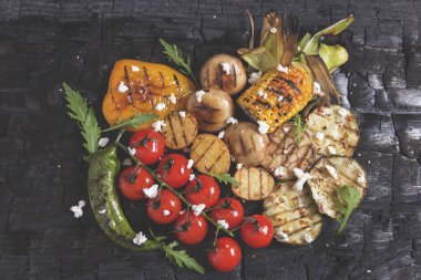 kırmızı biber mısır patates mantar kömür üzerinde sebze ızgara domates biber