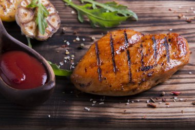 Sos, sarımsak ve limon ahşap üzerine tavuk fileto ızgara