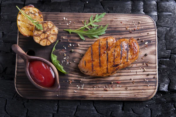 Filé Frango Grelhado Com Molho Alho Limão Madeira — Fotografia de Stock