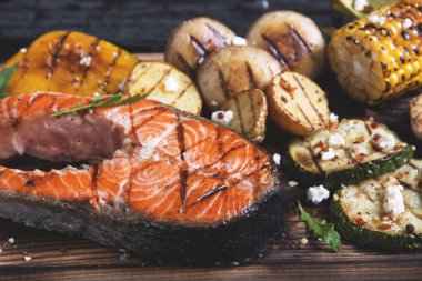 Sebzeli biftek ızgara somon