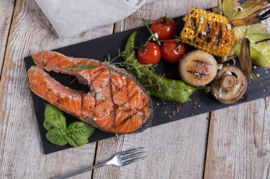 Sebzeli biftek ızgara somon