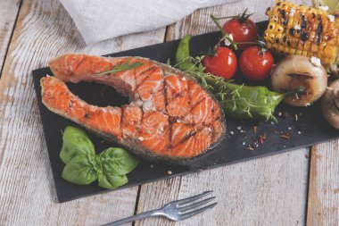 Sebzeli biftek ızgara somon