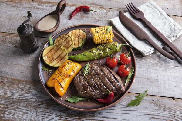 Hovězí Steak Grilovanou Zeleninou Štítku — Stock fotografie