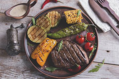plaka üzerinde ızgara sebzeli dana biftek
