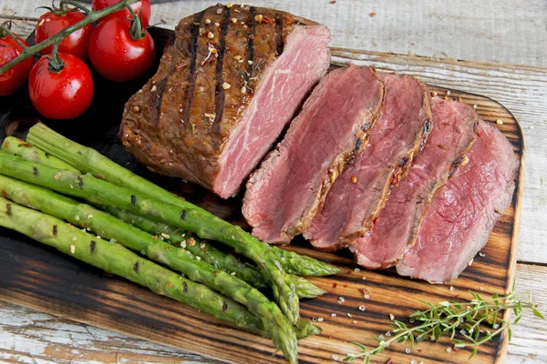 Fresh Grilled Meat Grilled Beef Steak Slicing Medium Rare Asparagus — Stock Photo, Image