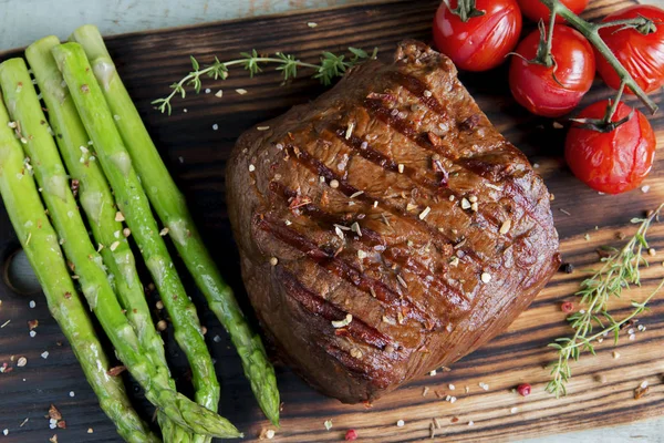 Filete Ternera Con Espárragos Tomates Especias Una Superficie Madera — Foto de Stock