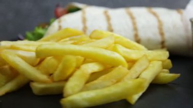 Shawarma ızgara sosis geri, bir Pide sebze, krema sos ve patates kızartması ile
