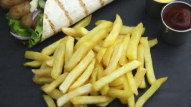 Shawarma ızgara sosis geri, bir Pide sebze, krema sos ve patates kızartması ile