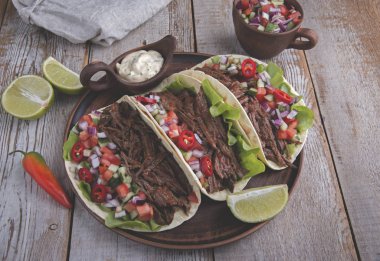 Kavrulmuş domates sığır, sos ve salsa ile Meksika tacos