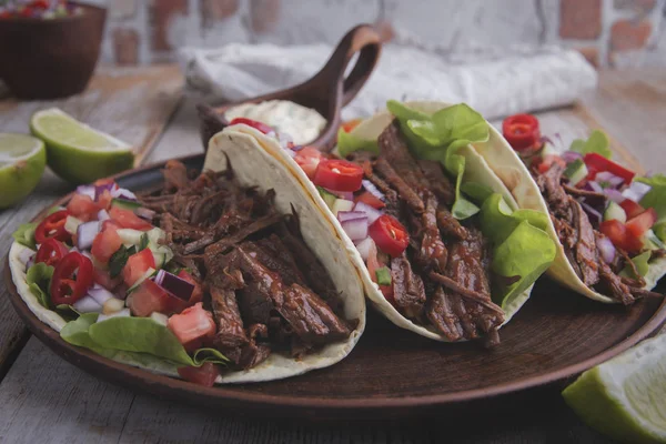 Mexikanische Tacos Mit Gebratenem Rindfleisch Sauce Und Salsa Tomaten — Stockfoto