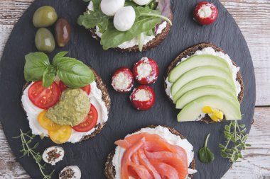  kanepe somon, avokado, mozzarella peyniri, domates, pesto, zeytin, krem peynir ile. Farklı aperatifler ve mezeler