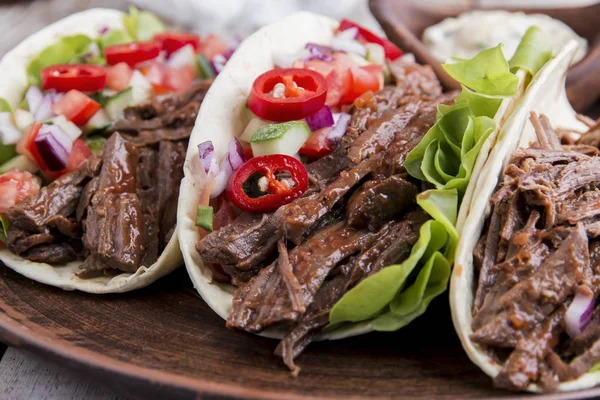 Mexikanische Tacos Mit Gebratenem Rindfleisch Sauce Und Salsa Tomaten — Stockfoto