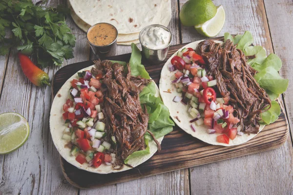 Tacos Mexicanos Com Carne Assada Molho Tomate Salsa — Fotografia de Stock