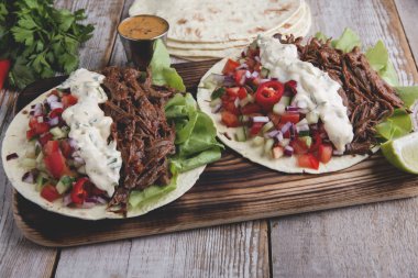 Kavrulmuş domates sığır, sos ve salsa ile Meksika tacos