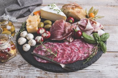 jambon, salam, sosis ve peynir mozzarella, brie, zeytin, evde ekmek ile kurulu