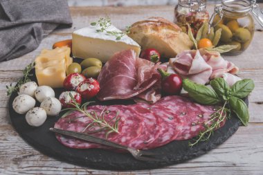 jambon, salam, sosis ve peynir mozzarella, brie, zeytin, evde ekmek ile kurulu