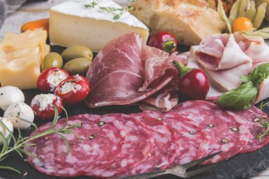 jambon, salam, sosis ve peynir mozzarella, brie, zeytin, evde ekmek ile kurulu