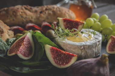 camembert peyniri, incir, prosciutto, tatlım karanlık hizmet yönetim kurulu kapat