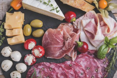 Kurulu jambon, salam, sosis ve peynir mozzarella, brie, zeytin, turşu ile