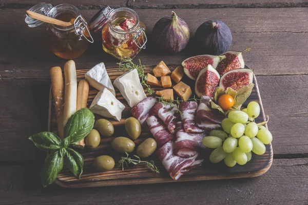 Figs Camembert Cheese Prosciutto Olives Grapes Dark Serving Board Rustic — Stock Photo, Image