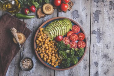 Sağlıklı vegan avokado, nohut, brokoli, domates salatası