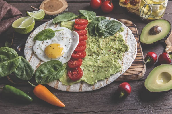 Tortilla Guacamole Avocado Fried Egg Tomato Spinach Leaves Vegetarian Dish — Stock Photo, Image