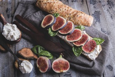 Bruschetta krem peynir incir ve ıspanak yaprakları, ahşap yüzey, rustik tarzı üzerinde