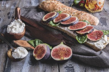 Bruschetta krem peynir incir ve ıspanak yaprakları, ahşap yüzey, rustik tarzı üzerinde