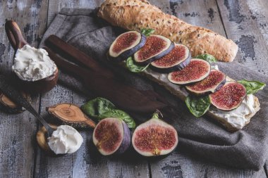 Bruschetta krem peynir incir ve ıspanak yaprakları, ahşap yüzey, rustik tarzı üzerinde