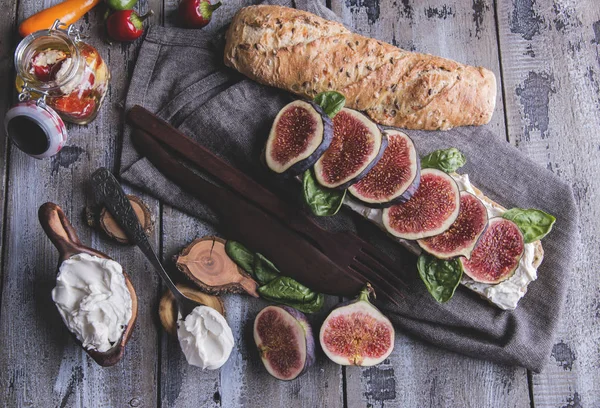 Bruschetta Cream Cheese Figs Spinach Leaves Wooden Surface Rustic Style — Stock Photo, Image