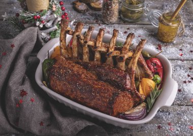 Sebzeli kuzu ızgara kavrulmuş raf. Yeni yıl geleneksel gıda.