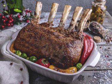 Sebzeli kuzu ızgara kavrulmuş raf. Yeni yıl geleneksel gıda.