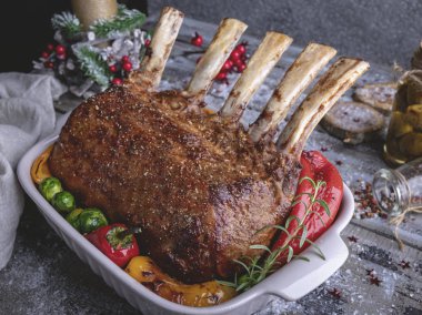 Sebzeli kuzu ızgara kavrulmuş raf. Yeni yıl geleneksel gıda.