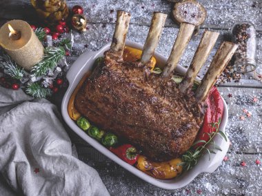 Sebzeli kuzu ızgara kavrulmuş raf. Yeni yıl geleneksel gıda.